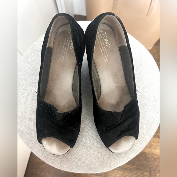 Tom’s Velvet Wedge Shoe in Black. Size 9. - Picture 6 of 6